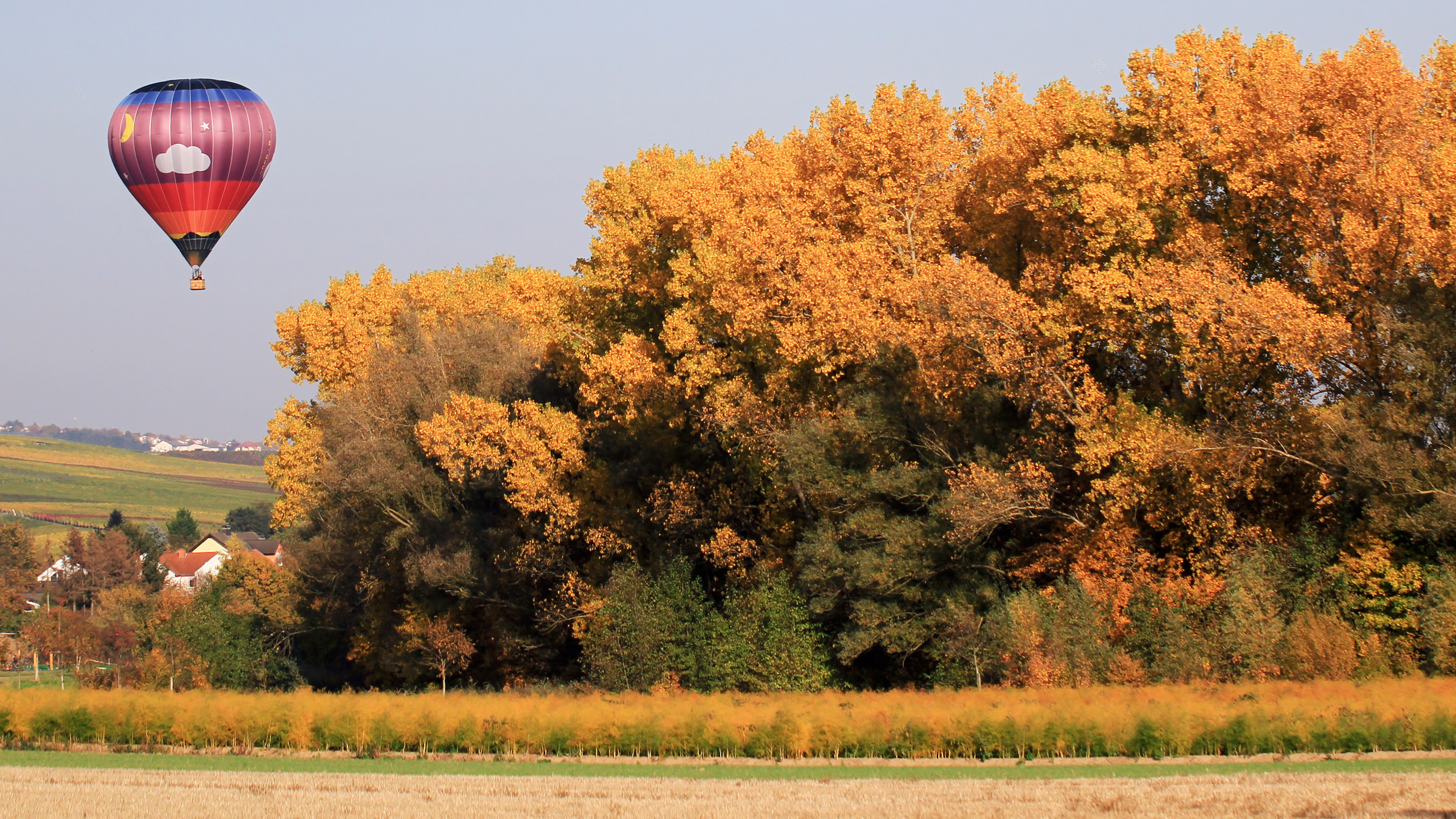 Herbstlandschaft Stadecken mit Heissluftballon